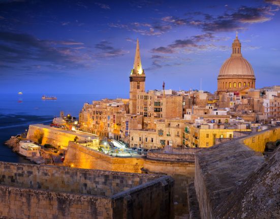 Blick auf die beleuchtete Stadt Valletta bei einer romantischen Abendstimmung