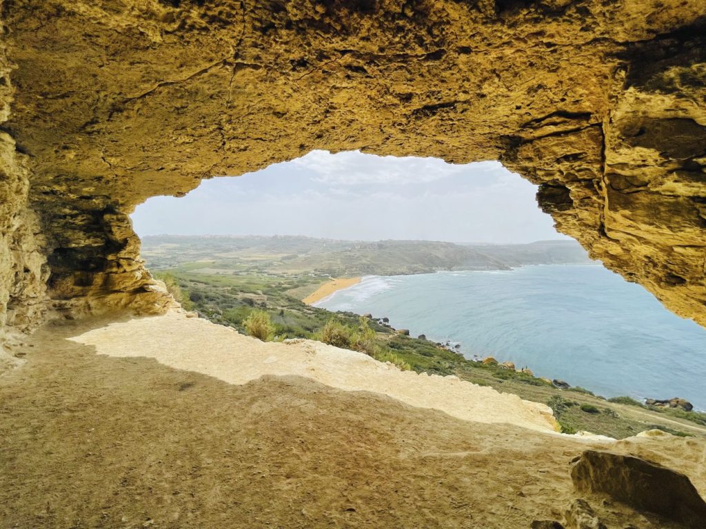 Blick aus der Tal-Mixta Höhle im Norden Gozos auf den Strand von Ramla
