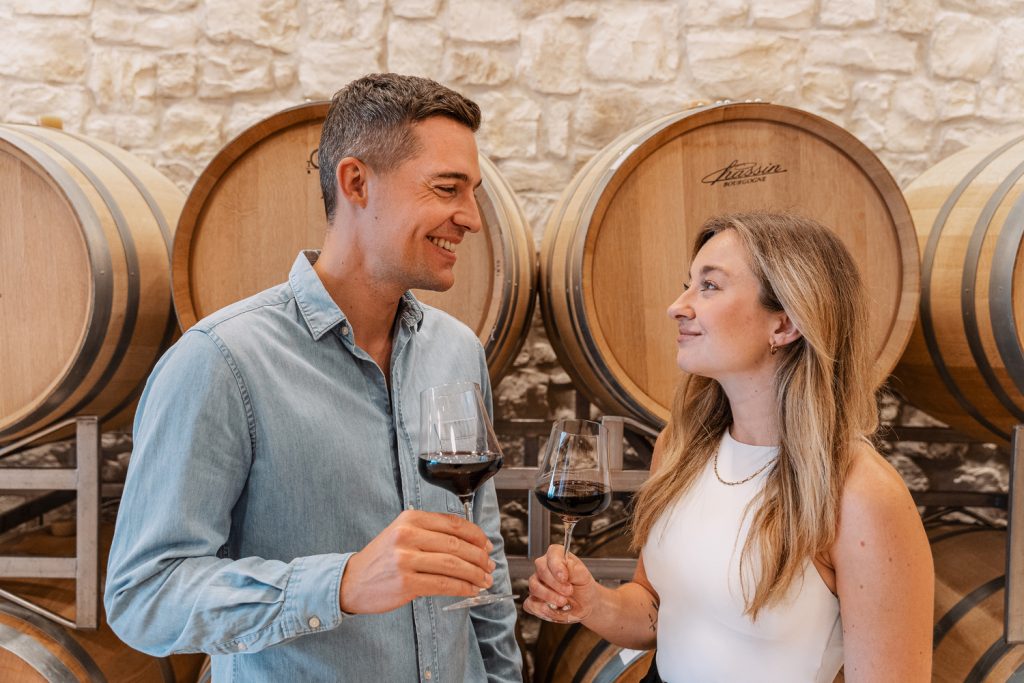 Fotopaar mit Weinglas in Weinkeller