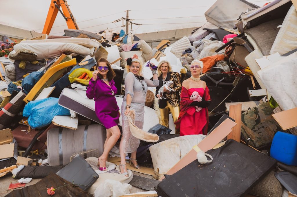 Polly Adler, Petra Morzé, Sona MacDonald und Sigrid Hauser stehen im Gerümpel auf einer Mülldeponie. © Rita Newman / Rabenhof