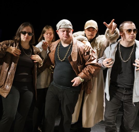 Eine HipHop-Straßengang mit Hoodies, Sonnenbrillen und Goldketten. © Carsten Bier