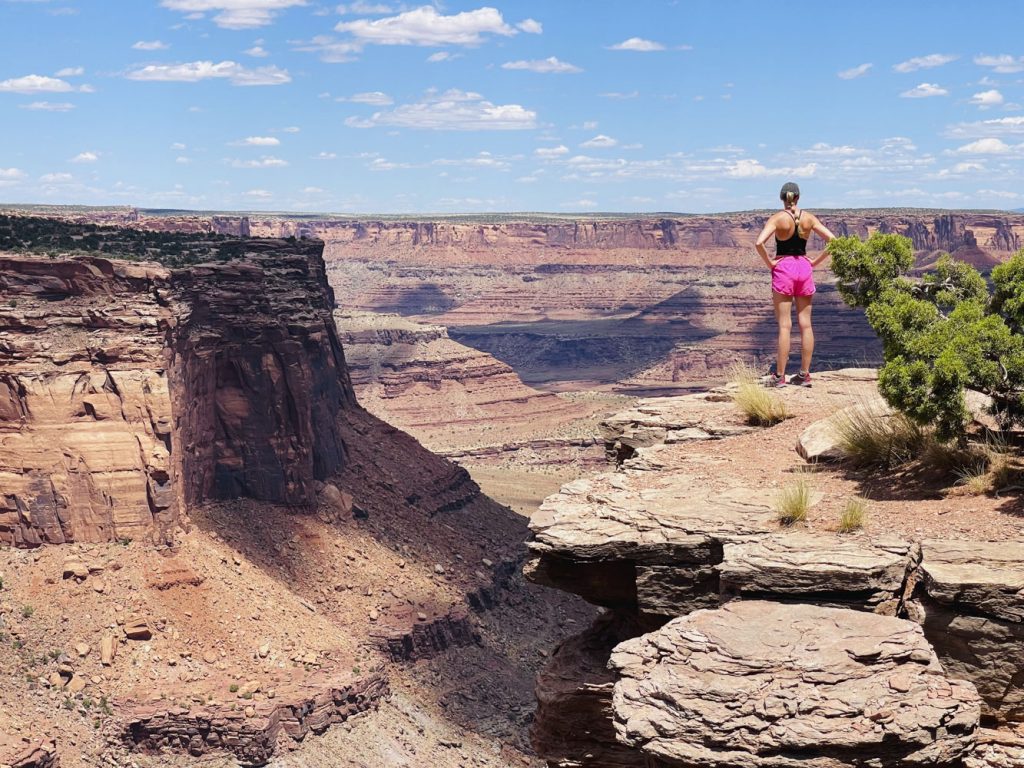 Eine Frau steht vor dem Abgrund des Canyonlands National Park