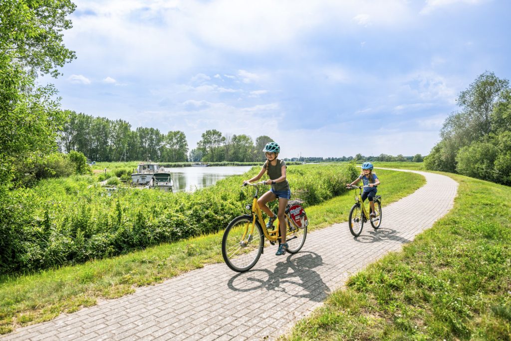 Zwei Radfahrer bei einer Tour am Achterwasser der Insel Usedom