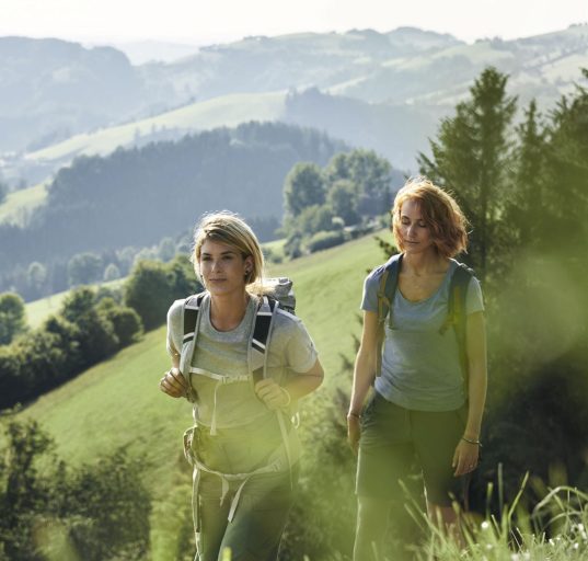Zwei Frauen wandern durch die Landschaft der Nationalpark Region Steyr