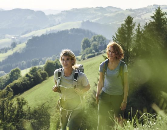 Zwei Frauen wandern durch die Landschaft der Nationalpark Region Steyr