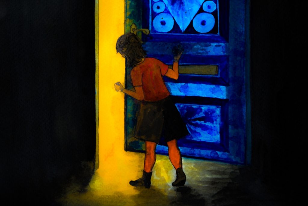 Eine Zeichnung von einem Mädchen, das aus einem dunklen Raum durch eine Tür in einen hellen Raum geht. © anna reichmayr