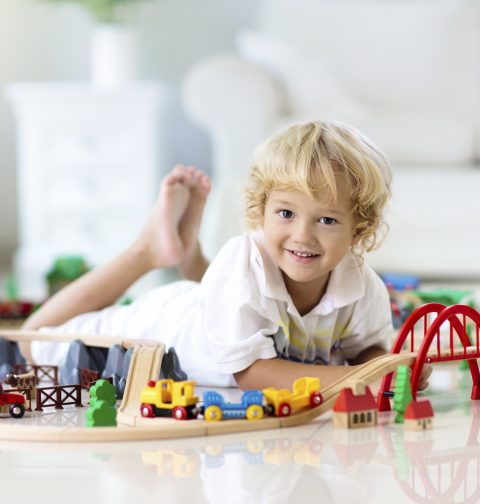 Hochwertiges Spielzeug, das Spaß macht und auch nachhaltig ist. © Shutterstock