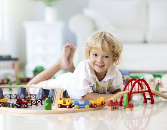 Hochwertiges Spielzeug, das Spaß macht und auch nachhaltig ist. © Shutterstock