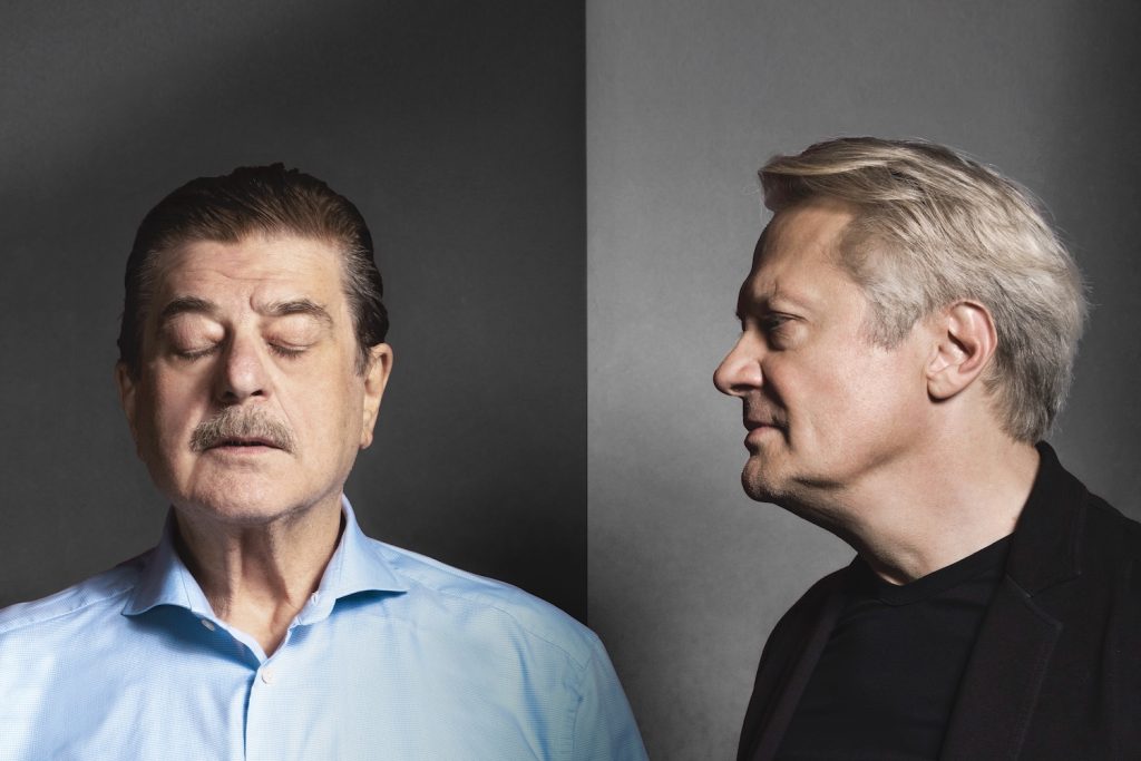 Erwin Steinhauer steht links mit geschlossenen Augen, rechts von ihm steht Herbert Föttinger und sieht ihn an. In „Bis nächsten Freitag“ von Peter Turrini. © Moritz Schell