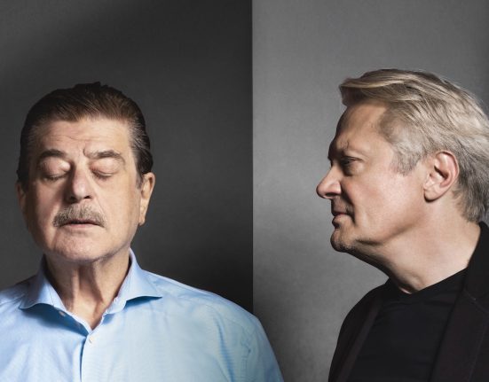 Erwin Steinhauer steht links mit geschlossenen Augen, rechts von ihm steht Herbert Föttinger und sieht ihn an. In „Bis nächsten Freitag“ von Peter Turrini. © Moritz Schell