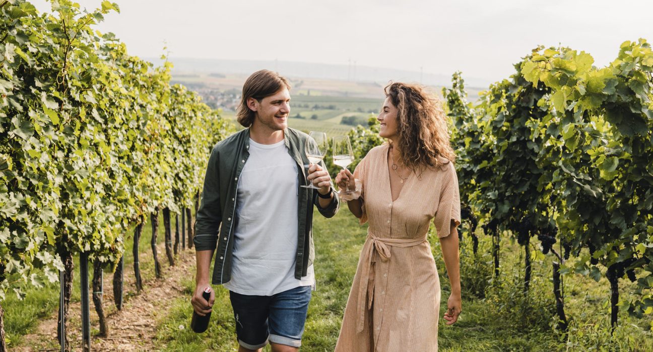 Besucher beim Leopoldigang 2022 in den Weingärten beim Anstoßen mit Weingläsern