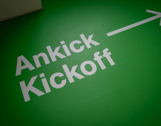 Beschriftung am Boden: Ankick/ Kickoff, Schrift ist weiß, Boden ist grün