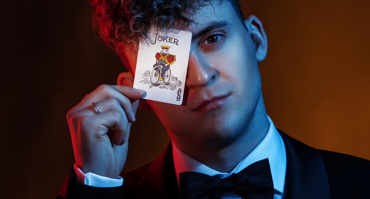 Portraitfoto des Magiers Fab Fox mit einer Spielkarte vor dem rechten Auge
