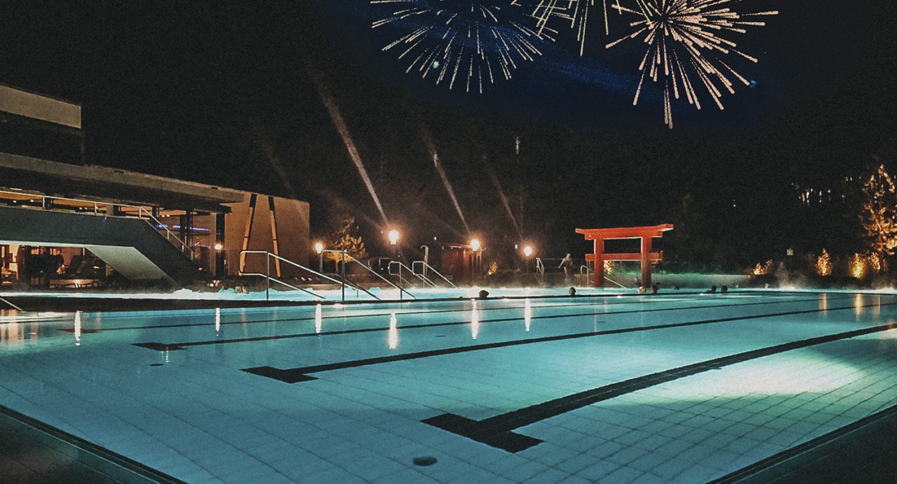 Feuerwerk in Linsberg. Beleuchteter Pool in der Therme, Feuerwerk am Nachthimmel