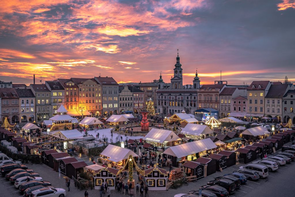 Der Adventmarkt von Budweis im romantischen Abendlicht.  