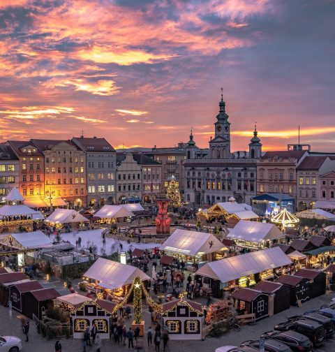 Der Adventmarkt von Budweis im romantischen Abendlicht.