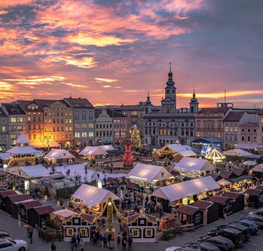 Der Adventmarkt von Budweis im romantischen Abendlicht.