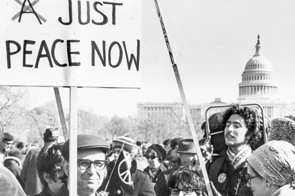 Demonstration für Frieden vor dem US-Capitol. Menschen mit Transparenten, z.B. „Just Peace now“ © Herbert C. Kelman Institute for Interactive Conflict Transformation