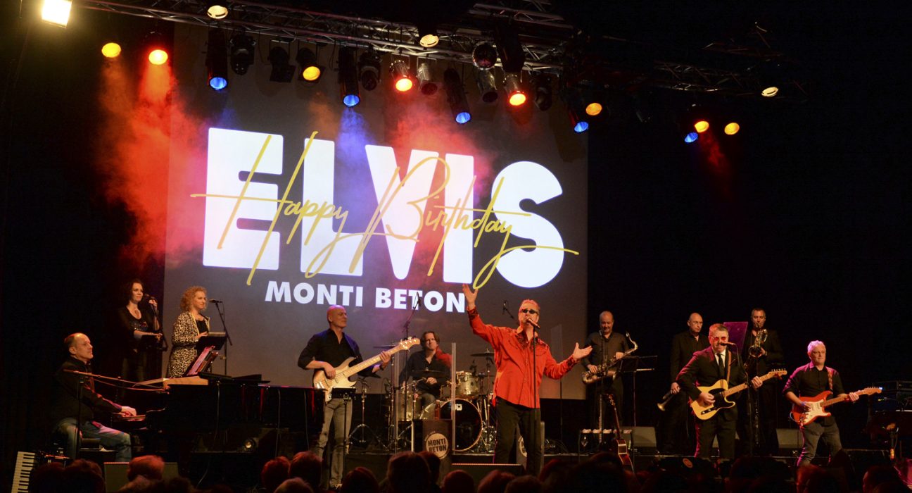 10 Musiker auf der Bühne bei der Monti Beton Elvis Night