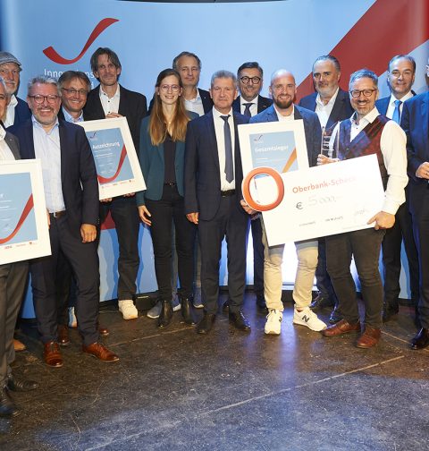 Preisträger des Innovationspreises Burgenland 2023 mit ihren Auszeichnungen