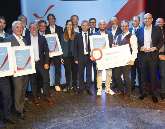 Preisträger des Innovationspreises Burgenland 2023 mit ihren Auszeichnungen