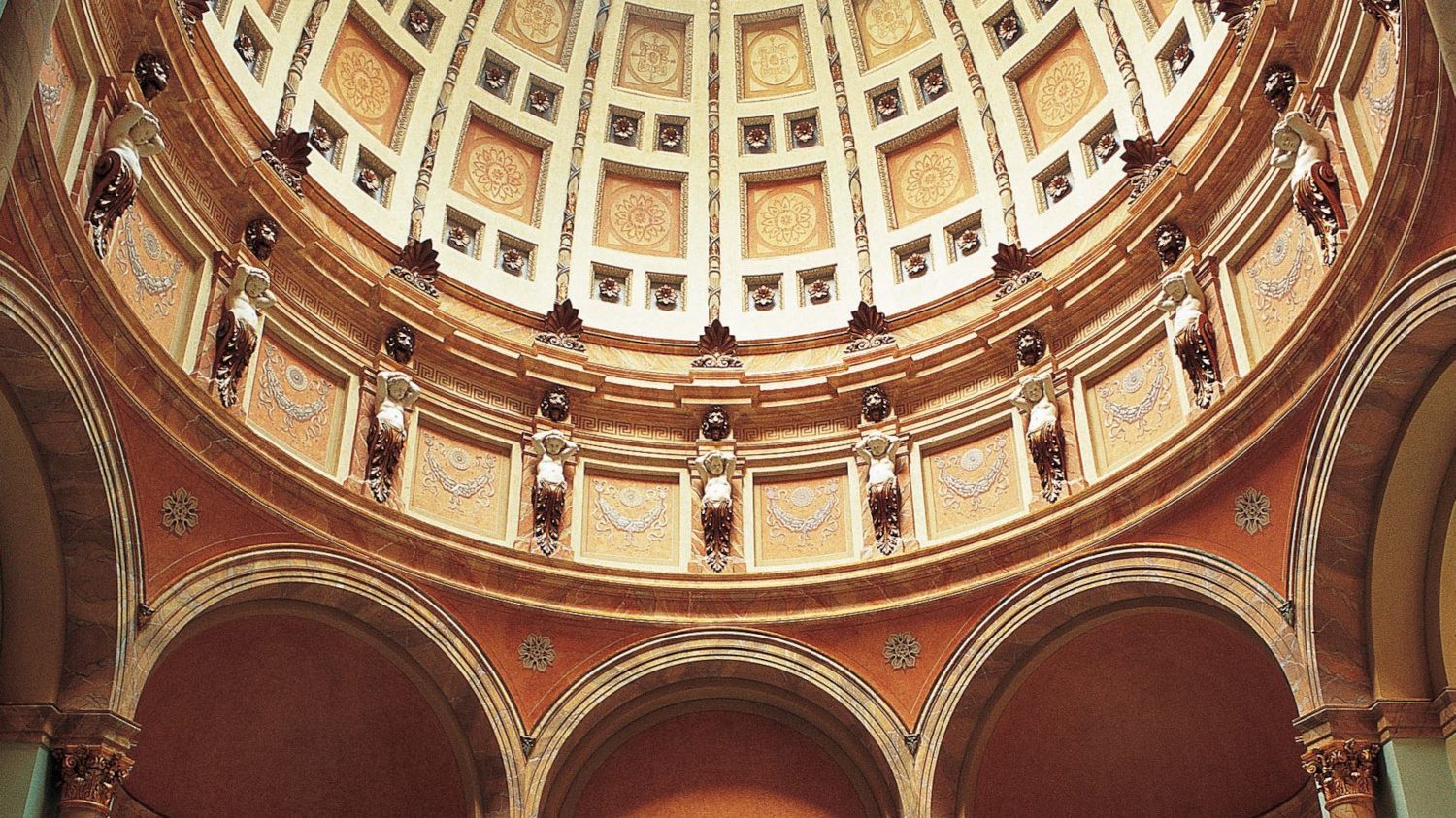 Das römisch-irische Friedrichsbad beeindruckt mit seinem Kuppelbau auf korinthischen Säulen.