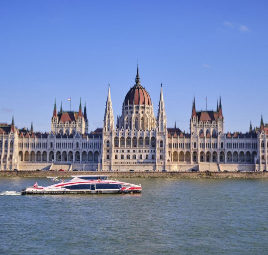 Twin City Liner auf der Donau vor dem Parlament von Budapest