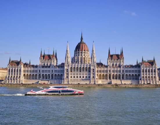 Twin City Liner auf der Donau vor dem Parlament von Budapest