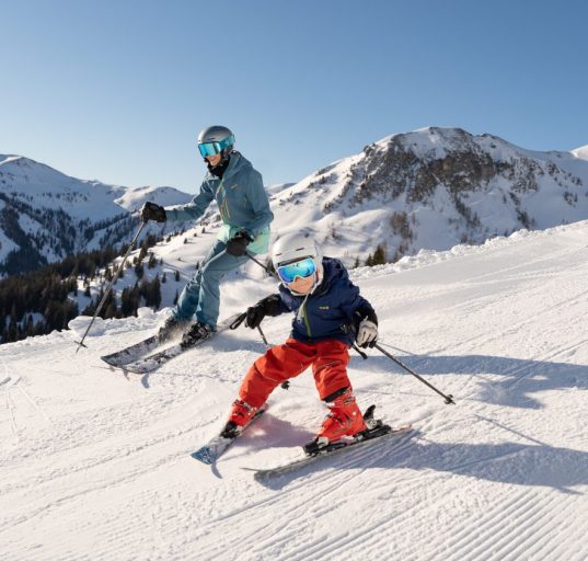 Eltern mit Kleinkind beim Skifahren in Saalbach-Hinterglemm