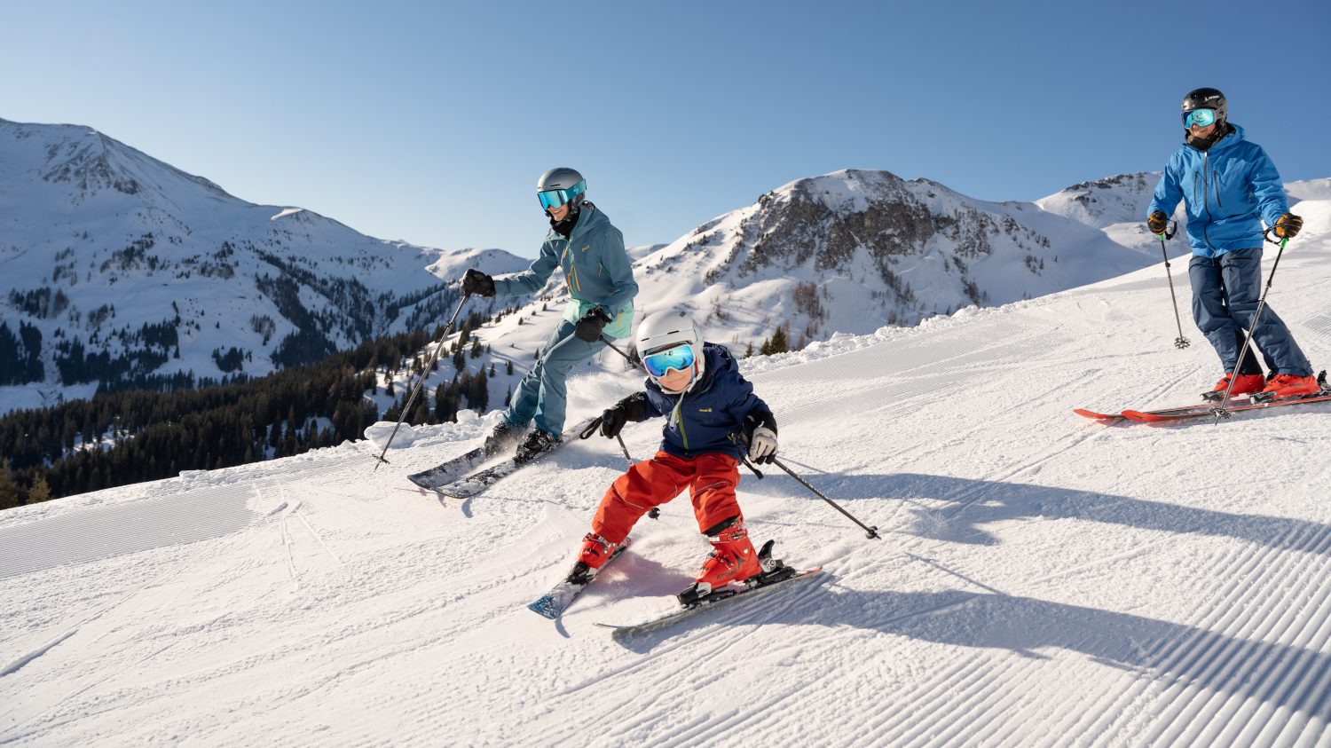Eltern mit Kleinkind beim Skifahren in Saalbach-Hinterglemm