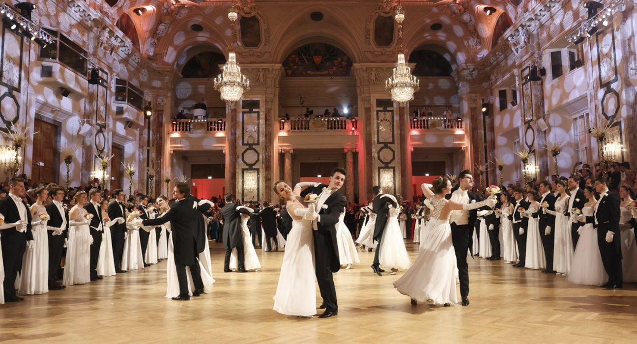 Tänzer beim Juristenball in einem Prunksaal der Hofburg.