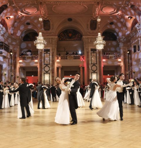 Tänzer beim Juristenball in einem Prunksaal der Hofburg.