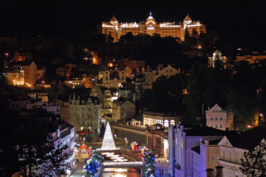 Karlsbad im Westen von Tschechien in Adventstimmung bei Nacht