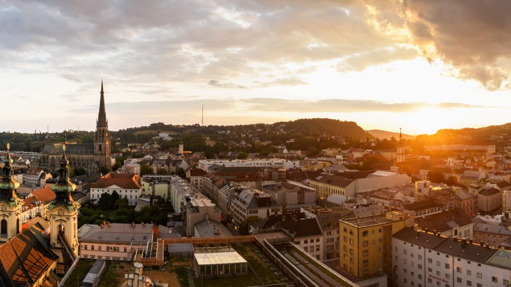 Linz-Panorama bei Sonnenuntergang über den Dächern