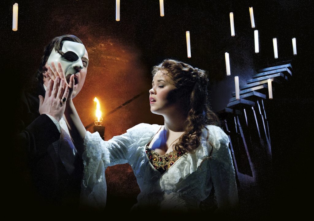 Das Phantom und Christine berühren sich an den Handinnenflächen