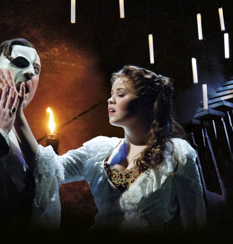 Das Phantom und Christine berühren sich an den Handinnenflächen