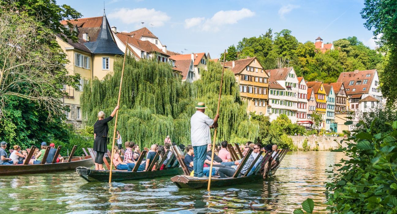 Baden-Württemberg ist bekannt für Stocherkähne - auf dem Bild mit Passagieren auf dem Fluss Neckar