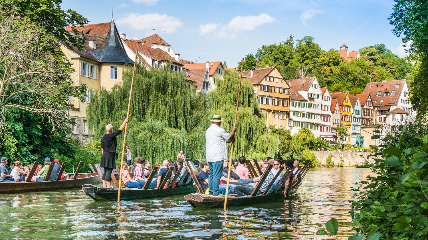 Baden-Württemberg ist bekannt für Stocherkähne - auf dem Bild mit Passagieren auf dem Fluss Neckar