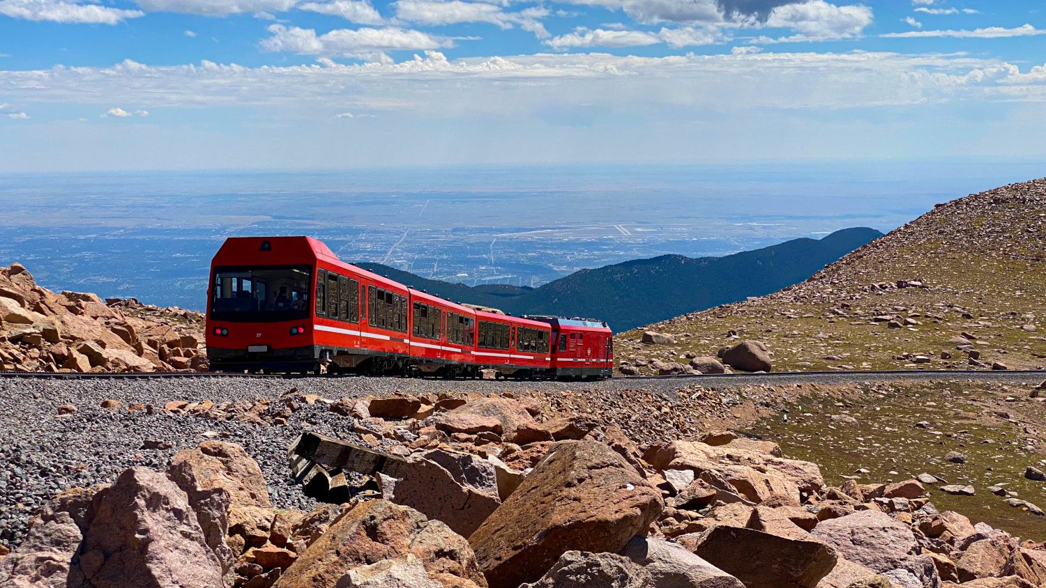 Zug der Cog Railway bei sonnigem Wetter auf dem Weg auf den Pikes Peak in Colorado