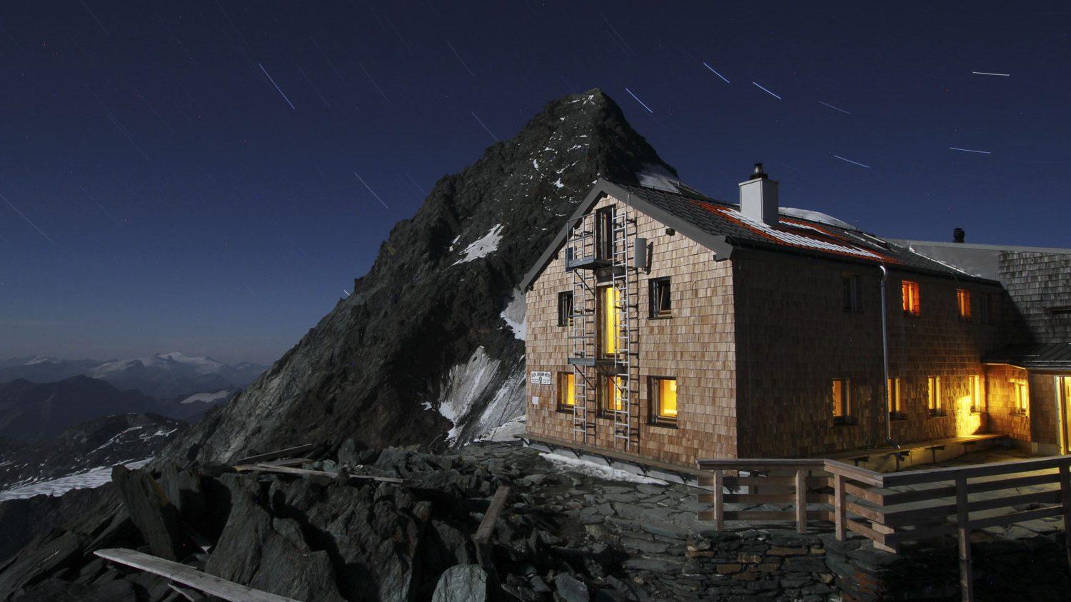 Schutzhütte Erzherzog-Johann-Hütte auf felsigem Untergrund bei Nacht