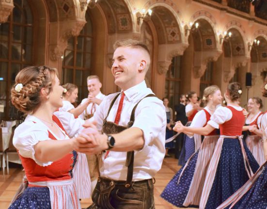 Tanzpaar beim Wiener Kathreintanz in traditioneller Tracht.