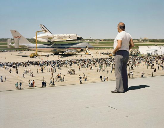 Joel Sternfeld | The Space Shuttle Columbia lands at Kelly Lackland Air Force Base, San Antonio, Texas, aus der Serie: American Prospects, März 1979 | Albertina, Wien – Schenkung Joel Sternfeld