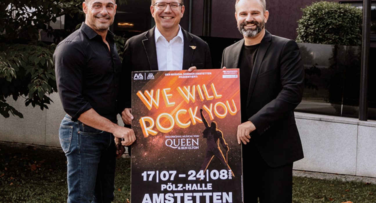 Intendant Alex Balga (li.), Bürgermeister Christian Haberhauer (Mitte) und Musical Sommer-Produzent Christoph Heigl (re.) bringen das Musical We Will Rock You im Sommer 2024 auf die Bühne der Pölz-Halle.