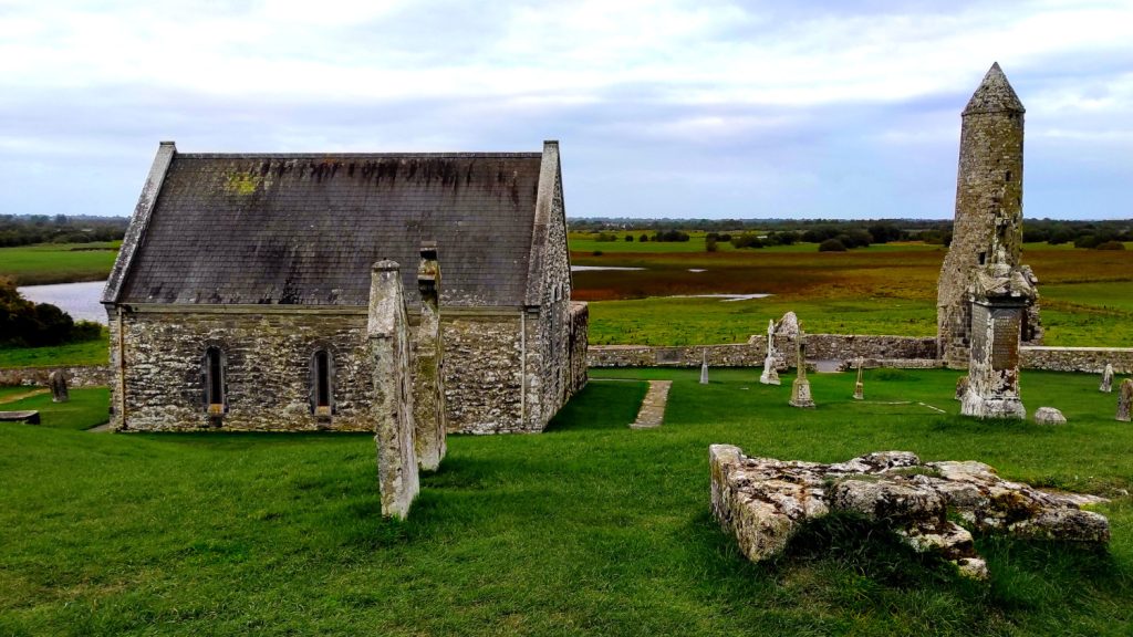 Ruinen der Klosterstätte Clonmacnoise am Ufer des Flusses Shannon