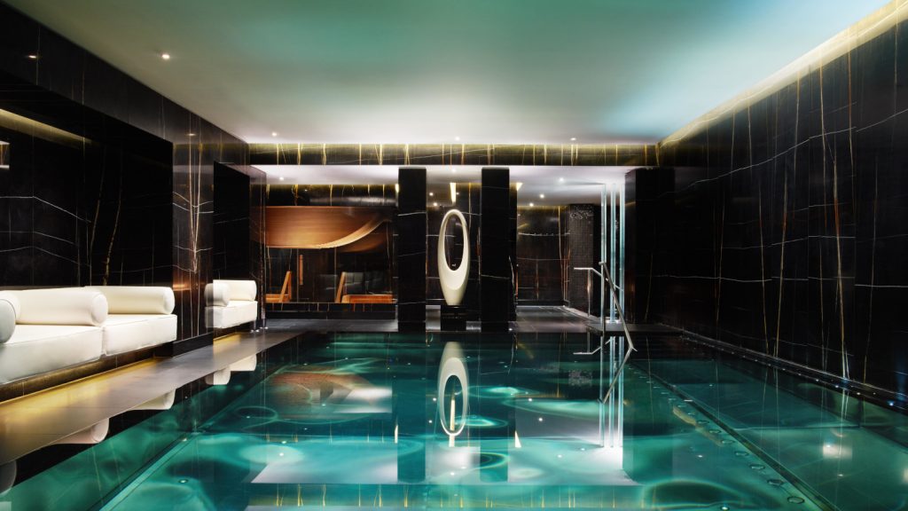 Beleuchteter Pool und Ruhelandschaft im Hotelspa ESPA Life
