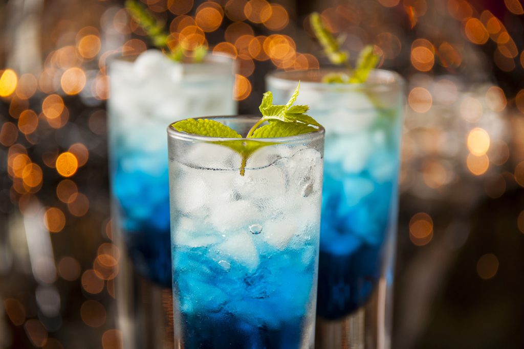 Jack Frost Cocktails mit Minzblättern.