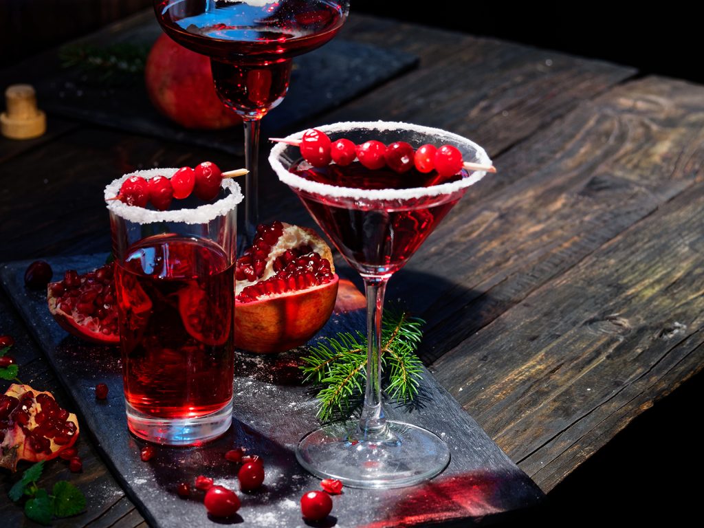 Mistletoe Margaritas mit Cranberrys und Zuckerrand sind wunderbar extravagante Cocktails für die Festtage.