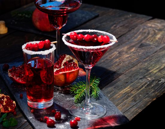 Mistletoe Margaritas mit Cranberrys und Zuckerrand sind wunderbar extravagante Cocktails für die Festtage.