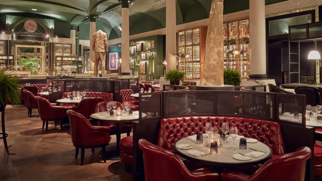 Hotelrestaurant "Kerridge's" mit roten Ledersesseln und -bänken, goldenen Säulen und grüner Kappendecke