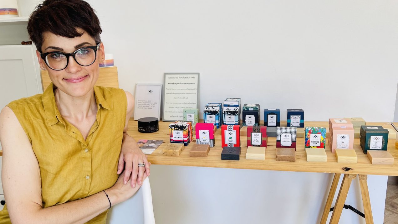 Seifenmacherin Brune Passini aus Carpentras präsentiert ihre verpackten Produkte